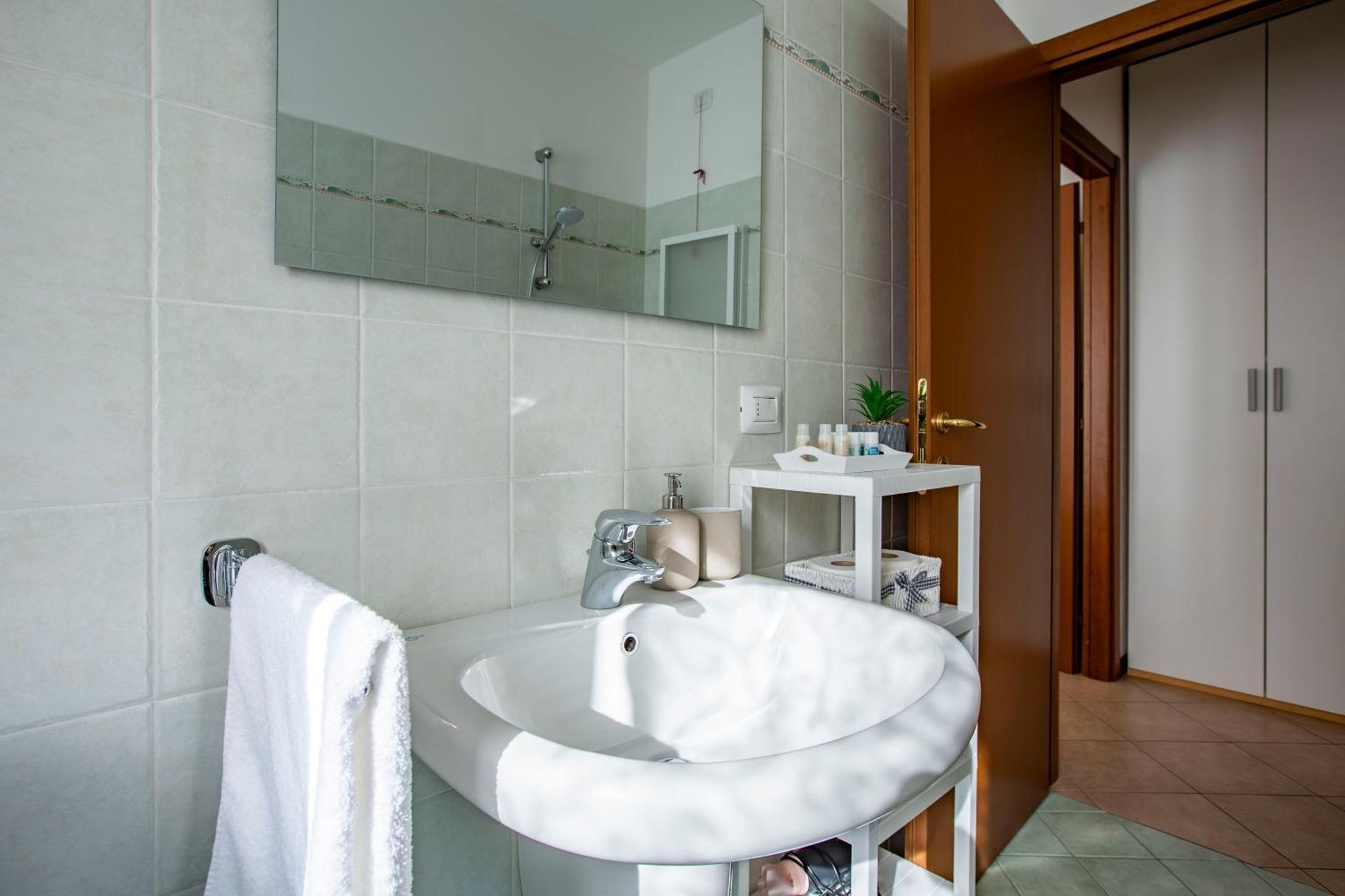 Como Lake - Lakeside Bliss Mandello del Lario Exterior photo